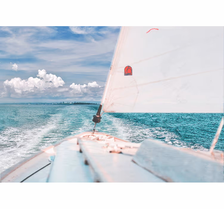 Tapisserie bleu bateau en mer près de la côte - TenStickers