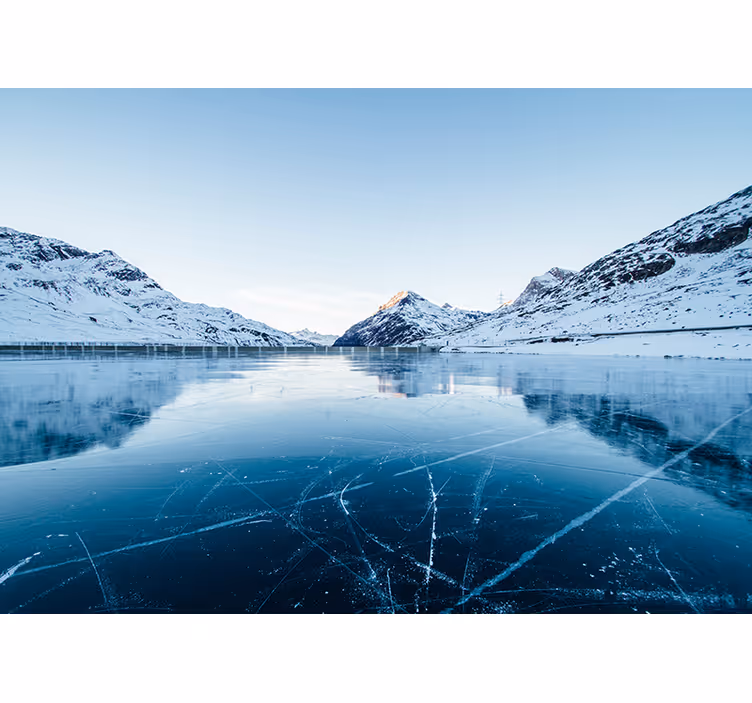 Tapisserie montagne sommets du lac gelé - TenStickers