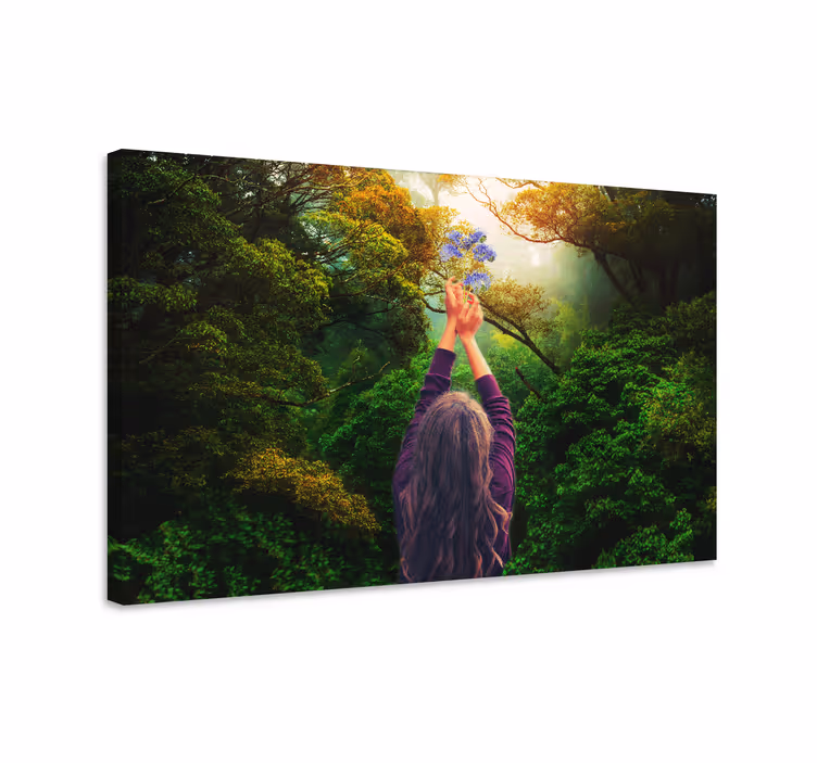 Tableau paysage Belle femme violette entourée par la nature - TenStickers