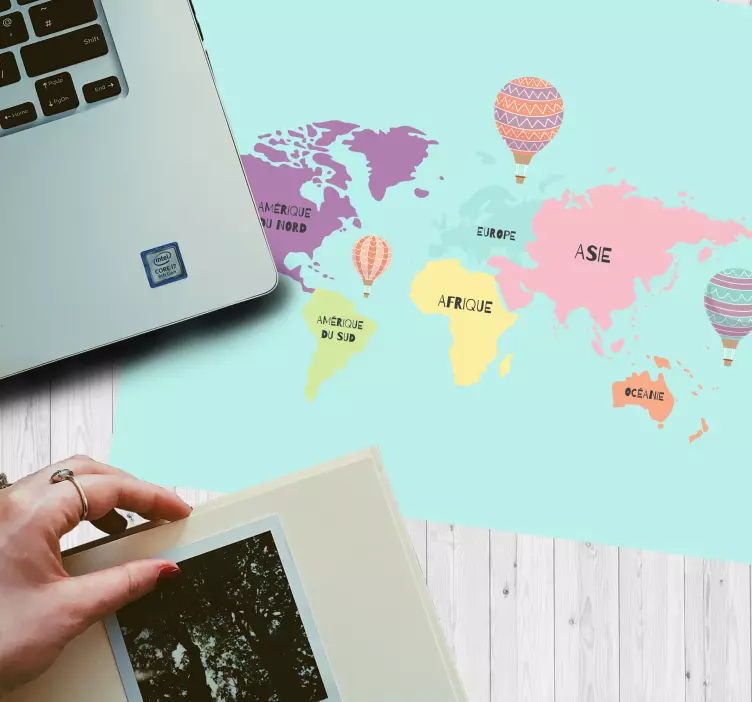 Tapis de souris carte du monde design nordique ballons - TenStickers