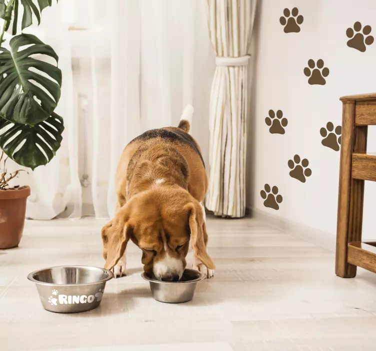 Sticker avec prénom pattes de chien - TenStickers