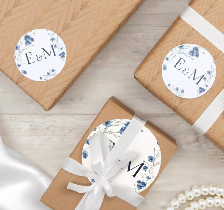 Sticker mariage fleurs bleues avec des majuscules - TenStickers