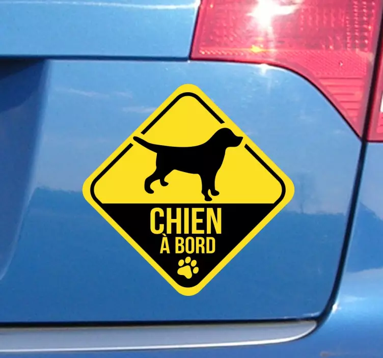 Sticker Voiture chien à bord couleur - TenStickers