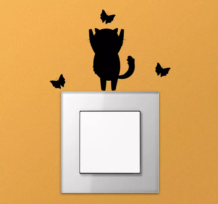 Sticker interrupteur chaton attrapant des papillons - TenStickers